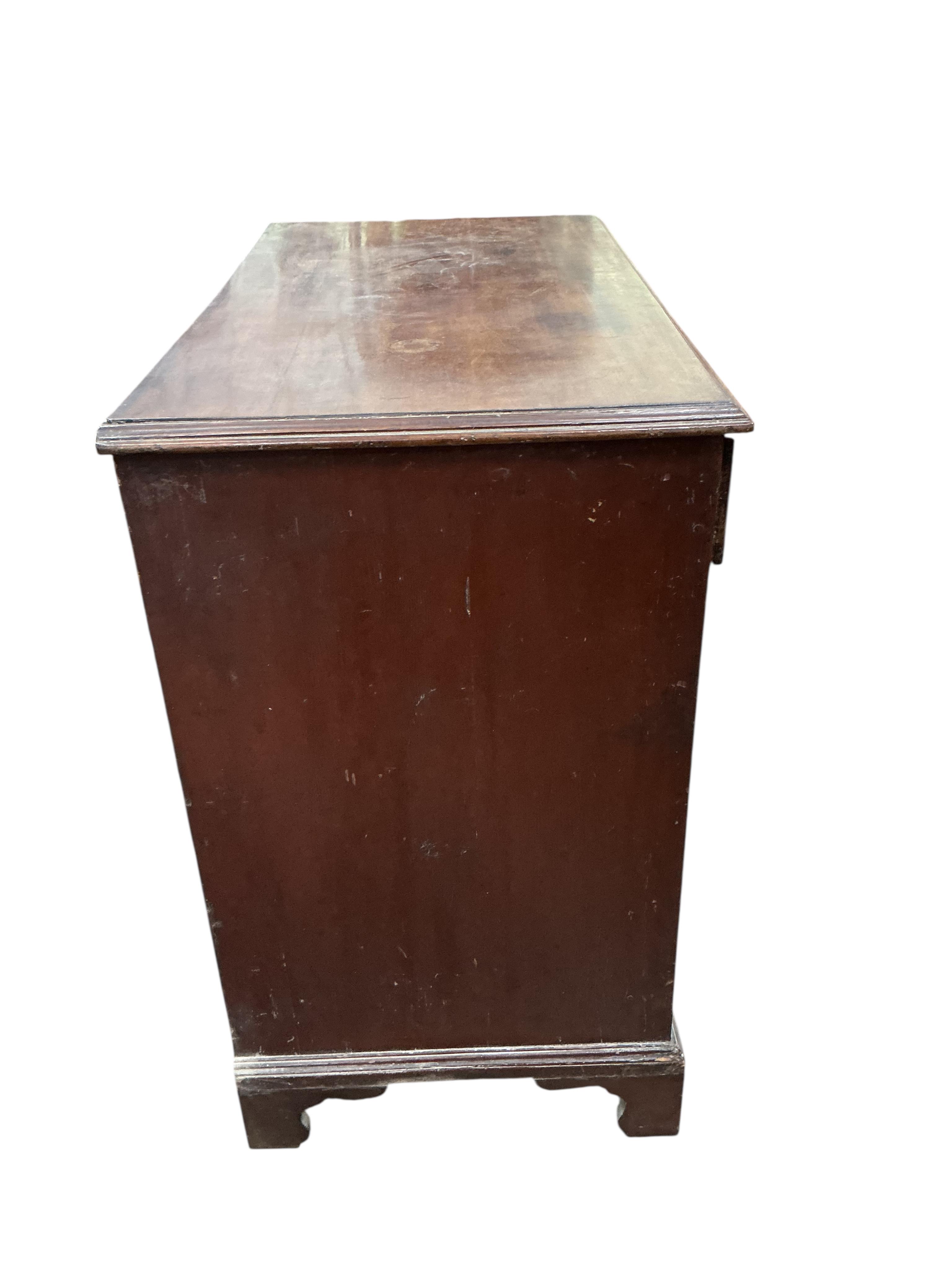 A George III mahogany chest of drawers, width 95cm, depth 52cm, height 92cm